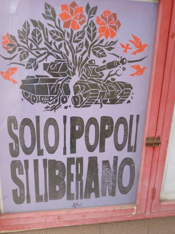 Poster on a wall in Fiesole reading “Solo i popoli si liberano”